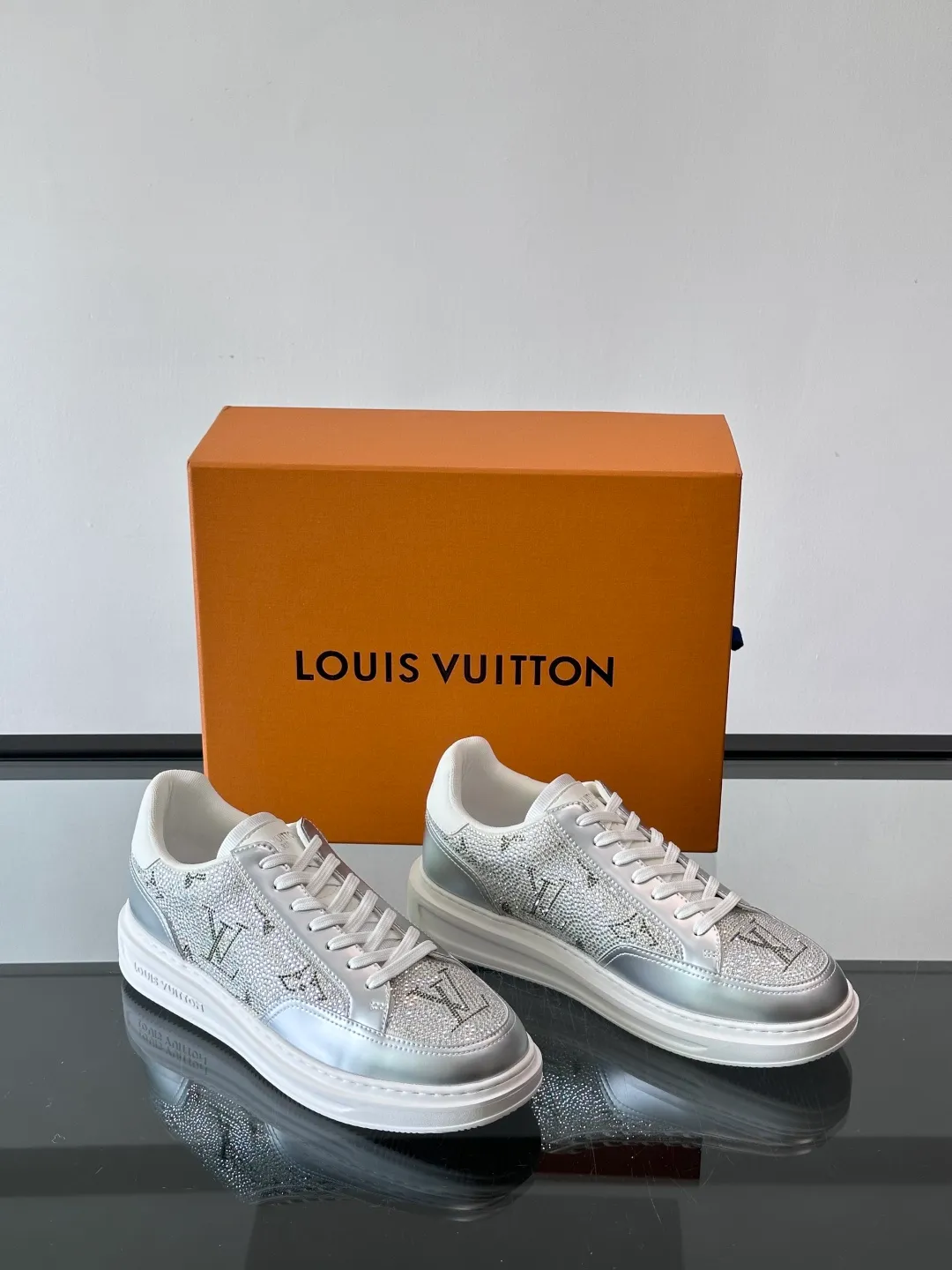 Men's shoes 💰p400 "＊OUIS ＊UITTO＊" 2025 new sports shoes, classic Monogram presbyopia + full diamond upper, full of luxury! The upper is made of high-quality leather and the sole is rubber, which is comfortable and wear-resistant👟. LV logo on the side of the shoe + brand logo on the sole, the details are super exquisite. The low-top design is suitable for daily leisure or light sports. It looks great with jeans and sportswear. The silver cyberpunk style is very popular in the fashion circle and is a must-have for young people! 💫 size：38-44